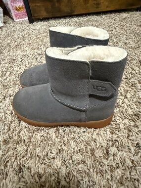 Girls UGG Gray Suede Shearling Short Boot with Gum Sole